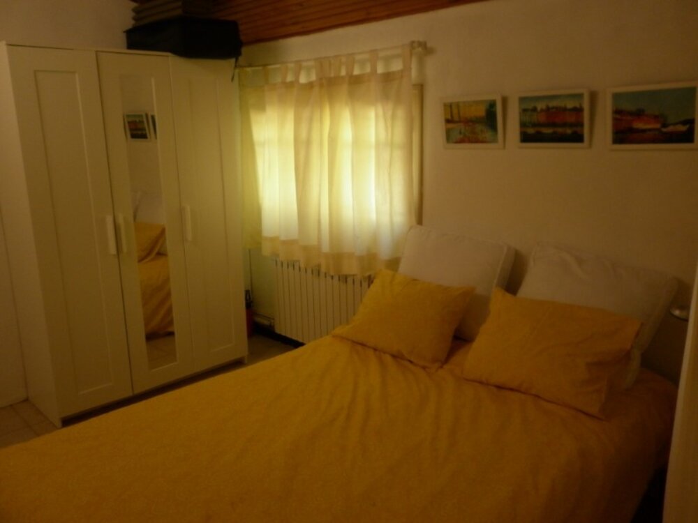 Gezellige slaapkamer met dubbel bed
