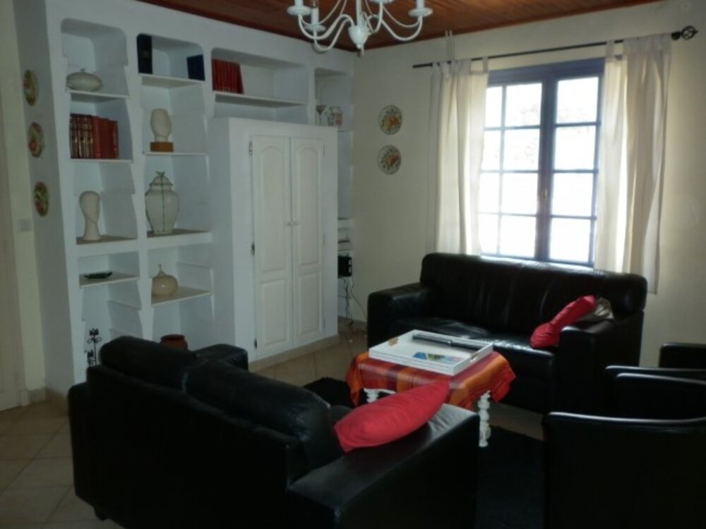Ruime living met zithoek en open haard